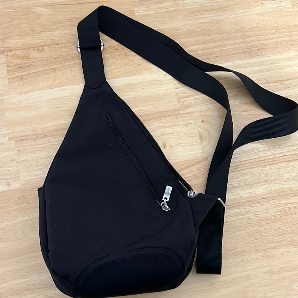 Baggallini Black Belt Bag Sleek Minimalist Design - Picture 2 of 6